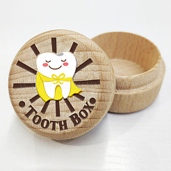 Runde 3D-Box aus Buchenholz mit Gravur „My First Tooth Superman“. CON-WH0120-005