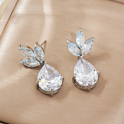 Элегантные серьги-гвоздики в форме капли из латуни с микропаве из прозрачных кубических цирконий GC0643-2