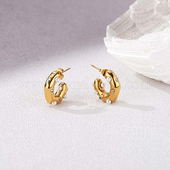 Серьги-гвоздики С-образной формы с жемчугом-ракушкой и прозрачным фианитом JE948A