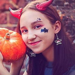 2 пара двухцветных серег-подвесок в виде звезды и черепа из смолы EJEW-AN0002-45