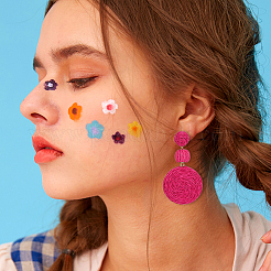 3 пара 3-х цветных плоских круглых висячих сережек-гвоздиков из рафии&nbsp;EJEW-AN0002-44