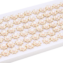 Серьги-гвоздики с натуральным жемчугом и эмалью в виде цветка ромашки PEAR-N020-07G