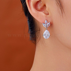 Элегантные серьги-гвоздики в форме капли из латуни с микропаве из прозрачных кубических цирконий GC0643-2