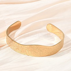 抽象的な模様の304ステンレススチール製カフバングル（女性用）  イオンプレーティング（ip）  長持ちメッキ  ゴールドカラー  内径：2.01インチ（5.1cm）x2.54インチ（6.45cm）&nbsp;BJEW-D466-04G