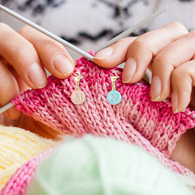 52 шт. 2 цвета плоские круглые с буквой a~z сплав эмалированные подвесные украшения HJEW-SC0002-12-1