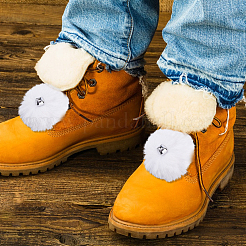 4 Paar Rollschuh-Pompons in zwei Farben mit Glockenanhänger aus Legierung und Polyesterkordel&nbsp;FIND-FH0017-38