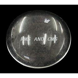 クリアガラスカボション  半円  透明  サイズ：直径約50mm  12.3mm（範囲：11.3~13.3mm）の厚さである。