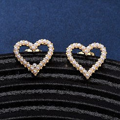 Серьги-гвоздики в форме сердца из искусственного жемчуга из латуни EJEW-K267-36G