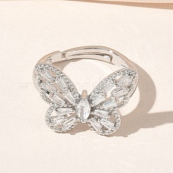 Anillos ajustables de latón con forma de mariposa y circonita cúbica transparente.&nbsp;CU-CBA7E55-18P-01