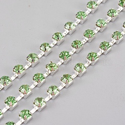 Cadenas de strass Diamante de imitación de bronce, cadena de la taza del rhinestone, 1440 pcs rhinestone / paquete, Grado A, color plateado, peridoto, 2.8mm, aproximadamente 24.6 pie (7.5 m) / paquete