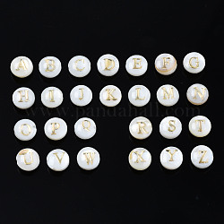 Perles de coquillages naturels d'eau douce, avec ornements en métal gravé en laiton doré, trou horizontal, plat rond avec la lettre, couleur de coquillage, lettre a ~ z, 6x4mm, Trou: 0.8mm, environ 26 pcs / ensemble
