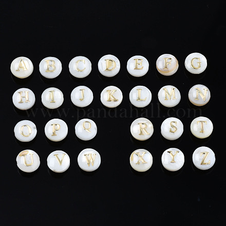 天然淡水シェルビーズ  金メッキ真鍮エッチング金属装飾付き  水平穴  アルファベット付きフラットラウンド  貝殻色  a～zの文字  6x4mm  穴：0.8mm  約26個/セット SHEL-S278-036-1