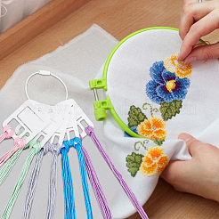 アクリル糸巻きボビン30個  糸巻き板  クロスステッチ刺繡用綿糸クラフトDIY縫製収納  ステンレス鋼ワイヤーキーホルダークラスプ6個付き。  ホワイト  ボード：50x39.5x2mm  穴：5mm  クラスプ：150x2mm&nbsp;FIND-PH0018-62A-02