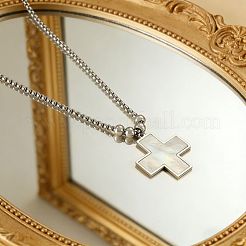 Collana con ciondolo a croce religiosa in conchiglia bianca naturale 304 e catena a maglie.&nbsp;WG48ADF-01
