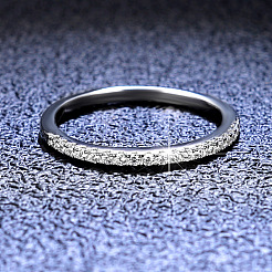 Anillos de banda lisa con micro pavé de circonitas cúbicas en plata de ley bañada en rodio&nbsp;WGF7D9C-24