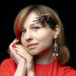 Серьги-люстры из окрашенной синтетической бирюзы и черепа из натуральной лавы EJEW-TA00219