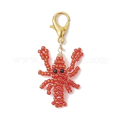 Подвеска в виде креветки из стеклянных бусин.&nbsp;HJEW-MZ00408