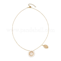 Collana con ciondolo a forma di girasole avvolto in filo di perla d'acqua dolce naturale e catena in ottone.&nbsp;NJEW-TA00265