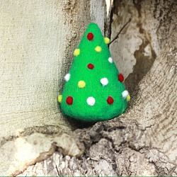 クリスマスツリーの針フェルトキット  指示入り  1個の泡  3本針  4色ウール  ミックスカラー