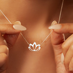 Colliers avec pendentifs en acier inoxydable 201 en forme de fleur de lotus creuse bouddhiste pour femmes&nbsp;FS-WGA47F0-01
