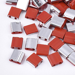 Opake Glasperlen galvanisieren, 2-Loch, Rechteck, Silbern Plattiert Versilbert, rot, 5x4.5~5.5x2~2.5 mm, Bohrung: 0.5~0.8 mm