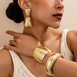 Комплекты из браслетов-манжет и серег-гвоздиков из сплава с грубой текстурой FS-WGCEEF2-01