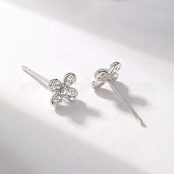 Нежные и милые серьги-гвоздики в виде цветка из серебра с цирконием QB2438-2