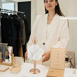 Демонстрация ожерелий из дерева и бархата&nbsp;NDIS-WH0017-09