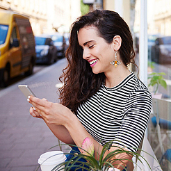 2 пара сережек-подвесок в виде шоколадных стеклянных пчел в двух стилях EJEW-AN0002-88