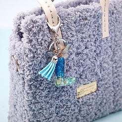 1шт брелок с буквами из смолы и акриловой бабочкой с кисточкой&nbsp;KEYC-GF0001-19A