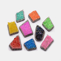 Electroplate druzy naturales colgantes de cristal de cuarzo, teñido, con diamantes de imitación y hallazgo de latón, pepitas, color mezclado, 40~62x33~40x12~30mm, agujero: 2 mm