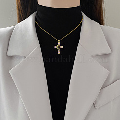 Collana con ciondolo a croce da donna in acciaio inossidabile 304 con pavé di zirconi rosa e perle finte.&nbsp;WGAE7D3-01