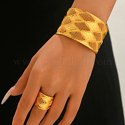 Set vintage composto da bracciale rigido e anello in lega con lavorazione a rombi in filigrana.&nbsp;RH3995
