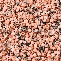 スプレー塗装されたピカソの円筒ガラスシードビーズ  ライトサーモン  1x1.7mm  穴：0.9~1mm&nbsp;GLAA-T028-12A-04