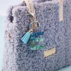 1шт брелок с буквами из смолы и акриловой бабочкой с кисточкой KEYC-GF0001-19D