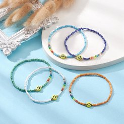 Эластичный браслет из акрила с улыбающимся лицом и бисером&nbsp;BJEW-JB09490