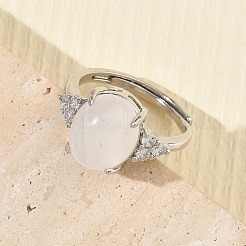 Anelli aperti in ottone con micro pavé di zirconi cubici e cristalli di quarzo naturale.&nbsp;RJEW-T035-01P-G