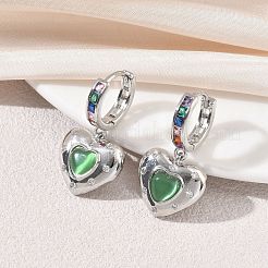Pendientes colgantes de aro en forma de corazón con circonitas cúbicas micro pavé de latón y cuentas de ojo de gato.&nbsp;KK-CBAD9DF-01P