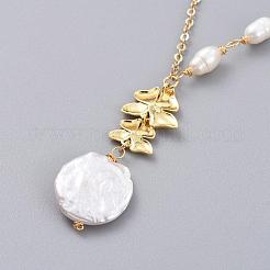 ナチュラルバロックパールケシパールペンダントネックレス  天然パールのビーズで  真鍮の花のリンク  真鍮製アズキチェーン  304ステンレススチール製のロブスタークロウ留め金と厚紙製の梱包箱  ゴールドカラー  23.81インチ（60.5cm）&nbsp;NJEW-JN02652
