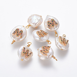 Colgantes naturales de perlas cultivadas de agua dulce, con micro latón allanar fornituras de circonio cúbico, plano y redondo con la letra, colorido, dorado, carta.w, 16~19x11~12x6~8mm, agujero: 1.8 mm