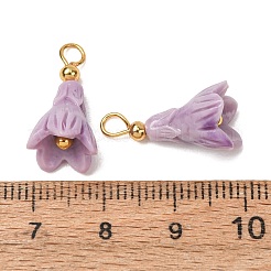 染色された合成サンゴペンダント  真鍮製のループが付いた花のチャーム  18KGP本金メッキ  紫色のメディア  19x10mm  穴：3mm&nbsp;GG-CBAC295-03G-06