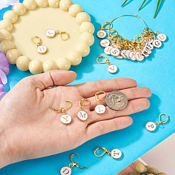 26 шт. плоские круглые с буквой a~z эмалированные подвески-маркеры фиксирующих стежков HJEW-TAC0089