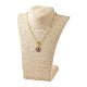 立体的なネックレスの胸像が表示されます  PUマネキンのジュエリーディスプレイ  籐でカバー  小麦  210x125x278mm NDIS-E018-C-01-3