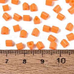 Fgbベーキングペイントガラスシードビーズ  三角形  三角穴  ダークオレンジ  3.5x3.5x3.5mm  穴：1.2~1.4mm  約7250個/ポンド&nbsp;SEED-Q040-09A-03