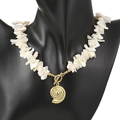 Sommerliche Strand-Halskette mit muschelförmigem Anhänger aus Messing und natürlichen Trochidenmuschelsplittern für Damen&nbsp;NJEW-JN06107