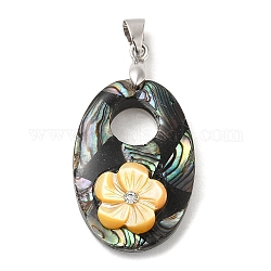 天然パウアシェルペンダント  真鍮のラインストーンと天然染めの白い貝殻の花が付いた楕円形のチャーム  プラチナ  31x21x8mm  穴：5x3.5mm