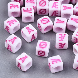 Undurchsichtige weiße Acrylperlen, horizontales Loch, Würfel mit heißem rosa zufälligem Dänemark Alphabet Buchstaben, neon rosa , 6x6x6 mm, Bohrung: 3.5 mm, ca. 3600 Stk. / 500 g