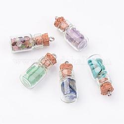 Pendentifs de bouteille en verre, avec des perles de copeaux de pierres précieuses naturelles et synthétiques et des accessoires de fer, platine, couleur mixte, 25x10mm, Trou: 1.5mm