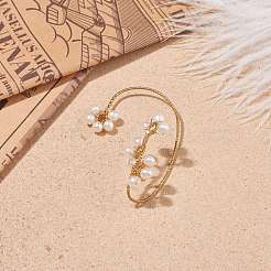 Orecchini a polsino con fiore intrecciato di perle naturali&nbsp;EJEW-JE04955