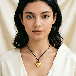 Collana da donna con ciondolo geometrico in acciaio inossidabile 304 e cordino cerato nero regolabile.&nbsp;WG4C936-02